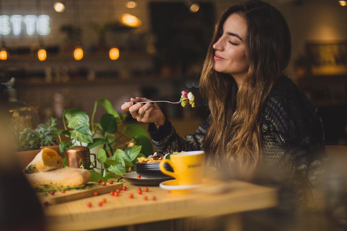 Buddha bowl con riso, legumi e verdure